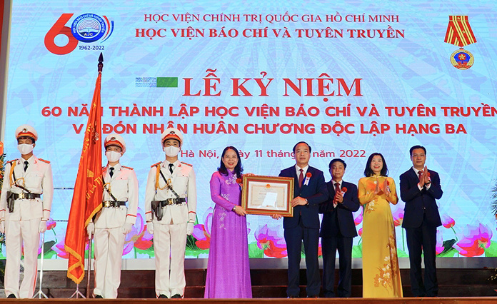 Phó Chủ tịch nước Võ Thị Ánh Xuân trao Huân chương Độc lập hạng Ba cho Học viện Báo chí và Tuyên truyền.